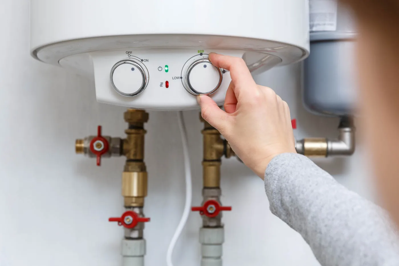 Setting the thermostat on an electric hot water unit
